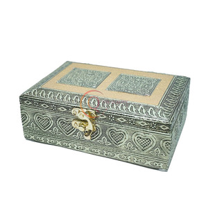 Perfecto como caja de almacenamiento decorativa Guarda tus accesorios de joyería hechos a mano con patrones plateados y dorados - Product Image 1