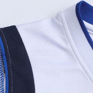 Uniforme de baloncesto ligero y transpirable sublimado con colores de equipo, nombre y estilo de conjunto de números - Product Image 4