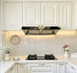 ชุดตู้ครัวไม้สีขาวหรูหราพร้อมอุปกรณ์ตกแต่งสีทอง ไฟ<span class=keywords><strong>ใต้</strong></span>ตู้ ฮูดดูดควันในตัว <span class=keywords><strong>เตา</strong></span>สำหรับจัดเก็บในครัว - Product Image 1