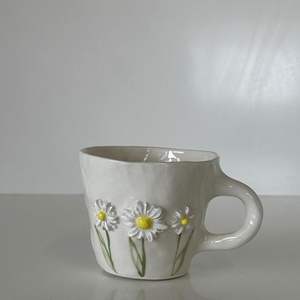 Tasse en céramique au design moderne et élégant de fleurs pour la maison, l'hôtel ou le restaurant Tasse à café ou à thé de table ronde de couleur grise - Product Image 1