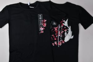 เสื้อยืดคุณภาพสูงขายส่ง ลายซากุระ ดาบญี่ปุ่น หยินหยาง ปลาคาร์ฟ  แบบยูนิเซ็กซ์ ผ้าโพลีเอสเตอร์ 100% สไตล์ลำลอง สตรีทแวร์ ขายส่งจำนวนมาก - Product Image 2