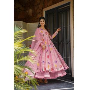 Vestido Anarkali Moderno de Excelente Calidad, Diseño Étnico para Fiestas, con Detalles Hechos a Mano, Disponible a Buen Precio - Product Image 1