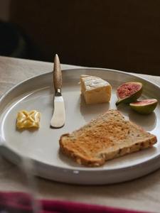 Couteau à beurre classique à manche en bois en acier inoxydable idéal pour les brunchs de table élégants - Product Image 4