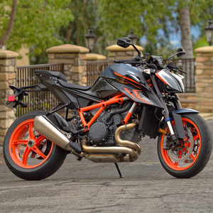 KTM 1290 Super Duke R, moto nue puissante et légère, idéale pour les motards du monde entier et les réseaux de concessionnaires. - Product Image 6