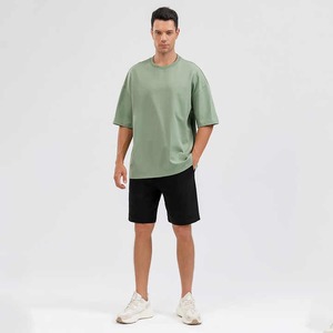 Service de fabrication d'ensembles de t-shirts et shorts de sport à marque privée, ensemble deux pièces athlétique, emballage et marquage personnalisés - Product Image 3