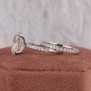 Ensemble de bagues de fiançailles Halo caché en diamant de laboratoire de coupe ovale, cadeau d'alliance en diamant rond assorti - Product Image 6