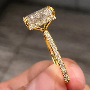 Anillo de Compromiso con Diamante de Corte Ovalado en Oro Amarillo con Engaste Pavé, Estilo Clásico, Joyería Fina para Mujer - Product Image 2