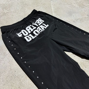 Pantalones de chándal de pierna ancha con diamantes de imitación de gran tamaño de poliéster personalizado, ropa de calle con serigrafía de letras, pantalones de chándal acampanados holgados de nailon para hombre - Product Image 1