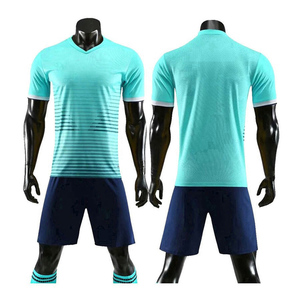 Ensembles d'uniformes de football personnalisables, légers et courts, pour adultes, en tissu respirant et doux, avec logo frontal, design détaillé pour les joueurs de football - Product Image 6