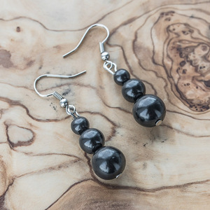 Boucles d'oreilles crochet français en shungite avec 3 perles rondes polies Ø 0.24 po, Ø 0.32 po, Ø 0.39 po (6, 8, 10mm) - Product Image 1