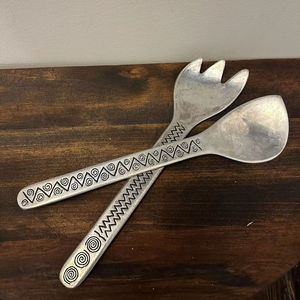 Serveur à salade en argent de haute qualité au design vintage avec poignée gravée pour un usage domestique et professionnel, fabriqué à la main en Inde - Product Image 1