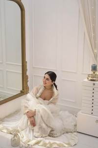 Hermoso vestido Georgette con diseño sin mangas y elegante patrón de cuello adornado con gota Patti trabajo en el escote - Product Image 4