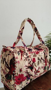 Sac de voyage en velours matelassé fait main Le Souvenirs, imprimé floral rouge, motif de yoga imprimé à la main, écologique, durable, grand format pour le sport - Product Image 4