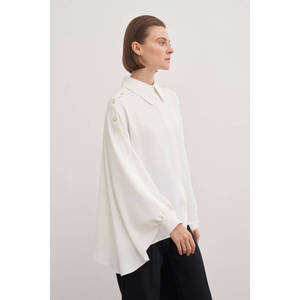 Blusa de Popelina Off-White con Cuello con Volantes y Bordado de Encaje - Product Image 1