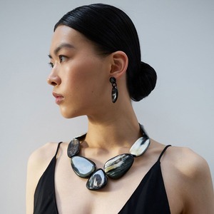 Collar hecho a mano de joyería de cuerno de búfalo natural con atractivo suave y clásico para compradores ecológicos - Product Image 1