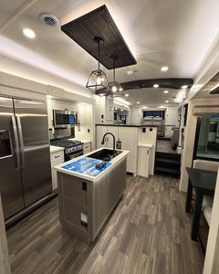 Caravana North Point con Cocina Deslizable para 8 Personas, Moderna, en Negro, Blanco y Aluminio - Product Image 4