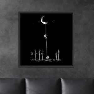 Toile d'art minimaliste noir et blanc sur le thème de l'astronaute escaladant la Lune, TOILE ENCADRÉE NOIRE - Product Image 1