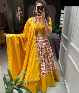 Vêtements ethniques indiens Dola Silk Patola Print avec Foil Work Lehenga Choli avec toile et boîte de conserve attachée à Lehnega avec Dupatta - Product Image 1