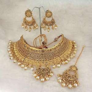 Conjuntos de joyería fina Kriaa-Collar gargantilla de piedra austriaca blanca con Maang Tikka 1113501C - Product Image 1