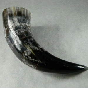 Corne à boire Viking Holiday Edition Un cadeau unique pour les célébrations d'inspiration nordique - Product Image 1