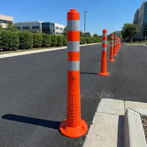 Cône de signalisation routière Delinatr 75 x 8 cm en plastique réfléchissant avec socle TPE pour utilisation routière - Product Image 2