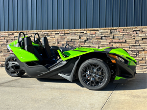 รถสามล้อ Slingshot SL สีเขียวดำ มอเตอร์แบบไร้แปรงถ่าน 600-1000 ซีซี ความเร็วสูงสุดเกิน 80 กม./ชม. มอเตอร์ไซค์ทัวริ่ง ผลิตในสหรัฐอเมริกา - Product Image 2