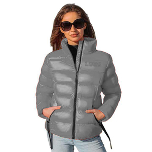 Veste matelassée d'hiver pour femme sur mesure OEM, vente chaude, fermeture éclair, vêtements d'extérieur avec rembourrage en coton, décoration brodée, manteau matelassé uni - Product Image 3