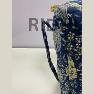 Sac de voyage matelassé en coton bleu foncé et jaune à motifs floraux, luxueux et écologique, avec poignée avant, réutilisable pour les courses quotidiennes et la plage - Product Image 5