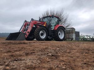 Tractor Agrícola CASE IH 125A Usado con Cargador de Ruedas, Tracción 2WD y Transmisión por Engranajes para Trabajo en Campo y Granja - Product Image 5