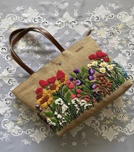 Bolso Tote de Yute natural con un llamativo estampado tribal circular en blanco y negro, reutilizable y versátil disponible a precios al por mayor - Product Image 5