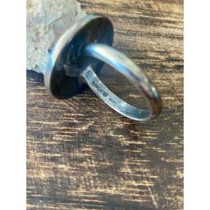 แหวนเงินแท้ทำมือแบบนาวาโฮ ขนาด 8.75 เครื่องประดับสะสมทางวัฒนธรรม - Product Image 6