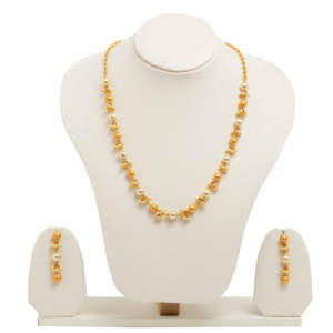 Ensemble collier long traditionnel plaqué or avec perles et perles mates, et boucles d'oreilles pendantes assorties, pour occasions festives et mariages. - Product Image 3