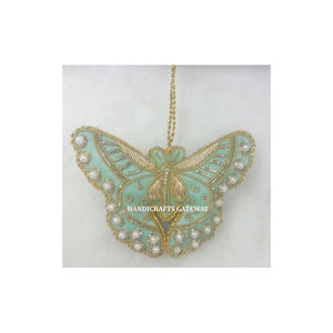 Bordado de Zari dorado hecho a mano más hermoso con trabajo de cuentas en diseño de forma de mariposa adorno decorativo de Navidad colgante - Product Image 1