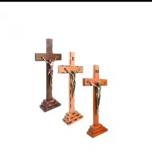 Venta al por mayor de decoración personalizada religiosa Jesús Iglesia cristiana hecha a mano rústica artesanía Base de pie Cruz de madera - Product Image 2