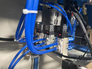 Machine de moulage par étirage-soufflage automatique semi-automatique à prix d'usine 10L 18.9L 3 gallons 5 gallons grands outils à main de fabricant de bouteilles d'eau en PET - Product Image 3