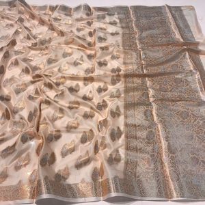 Saree de seda suave de muselina pura con diseño envolvente, combinación de oro y plata con blusa rico y completamente brocado - Product Image 2