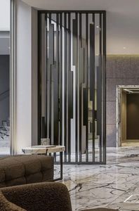 Partición de pared de metal de aspecto de diseñador ornamental perfecta para separar el vestíbulo y las áreas de invitados en un apartamento de lujo - Product Image 4