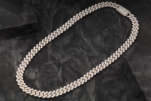 Ensemble de chaîne cubaine de luxe élégante 13mm à broches surélevées Chaînes à maillons cubains cloutées Moissanite à vendre au meilleur prix - Product Image 3