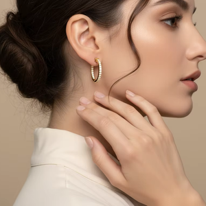 Pendientes de Aro Modernos de Oro de 14K y Diamantes con Brillo Intenso |   Diamante de Corte Brillante de 1.01 Quilates - Product Image 5