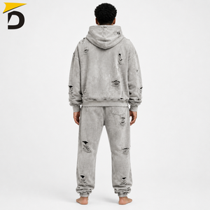 Chándal moderno para hombre con detalles desgastados, construcción cómoda y una silueta relajada para un estilo urbano. - Product Image 4