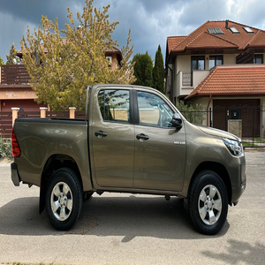 Toyota Hilux Pickup 4 places, boîte manuelle, essence, pneus R17, conduite à gauche, phares halogènes, sièges foncés - Product Image 1