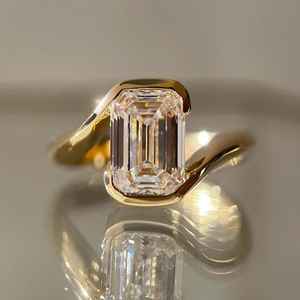 Bague de fiançailles en moissanite taille émeraude de 2,50 carats, couleur D, personnalisable, sertie en bypass, cadeau de mariage classique pour femme - Product Image 1