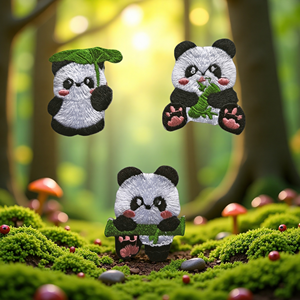 Patch brodé thermocollant personnalisé mignon en forme de panda pour la décoration de vêtements - Product Image 1