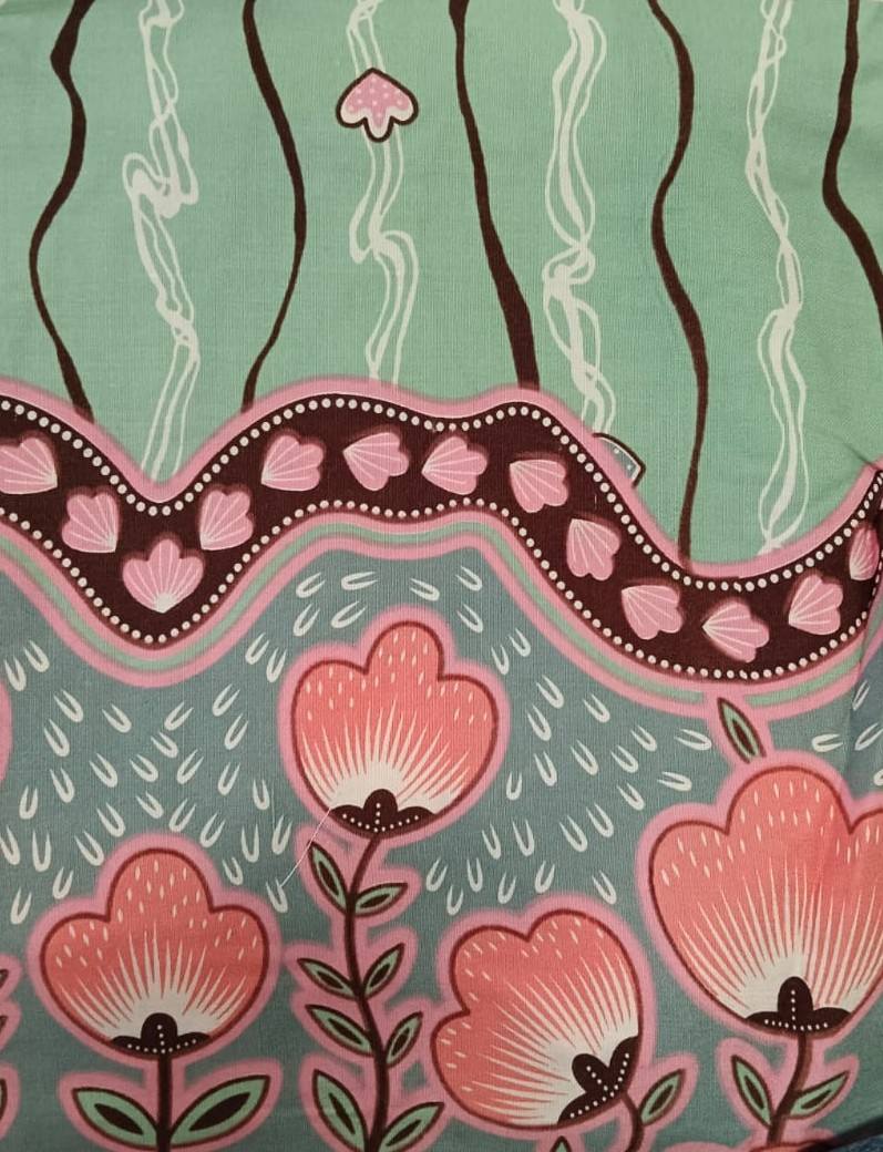 มีสีเขียวขุ่น