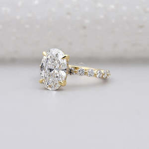 Anillo de compromiso ovalado con halo oculto y banda pavé, engaste de 4 puntas, diamante cultivado en laboratorio - Product Image 3