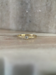 Anillo de Diamante Moissanite de 3mm y 2ct, Corte Ovalado, Oro Amarillo de 14K, Certificado IGI, para Bodas y Aniversarios, de Itty Bitty Beauties - Product Image 4