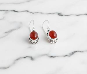 Pendientes Pequeños de Plata de Ley con Forma de Cúpula y Colgantes de Cornalina Naranja Fuego, Joyería con Filigrana Sutil - Product Image 1