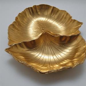 Serveur de fruits secs élégant en aluminium avec trois compartiments à motif de feuilles en finition or poli Artisan conçu pour la table - Product Image 1