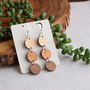 Pendientes de madera hechos a mano con detalles artísticos de resina, formas talladas y acabado brillante, ideales para regalar, uso y estilo diario - Product Image 4
