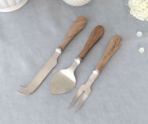 Servidor de pastel de metal de estilo antiguo decorativo con mango adornado perfecto para servir postres de inspiración vintage en reuniones - Product Image 1